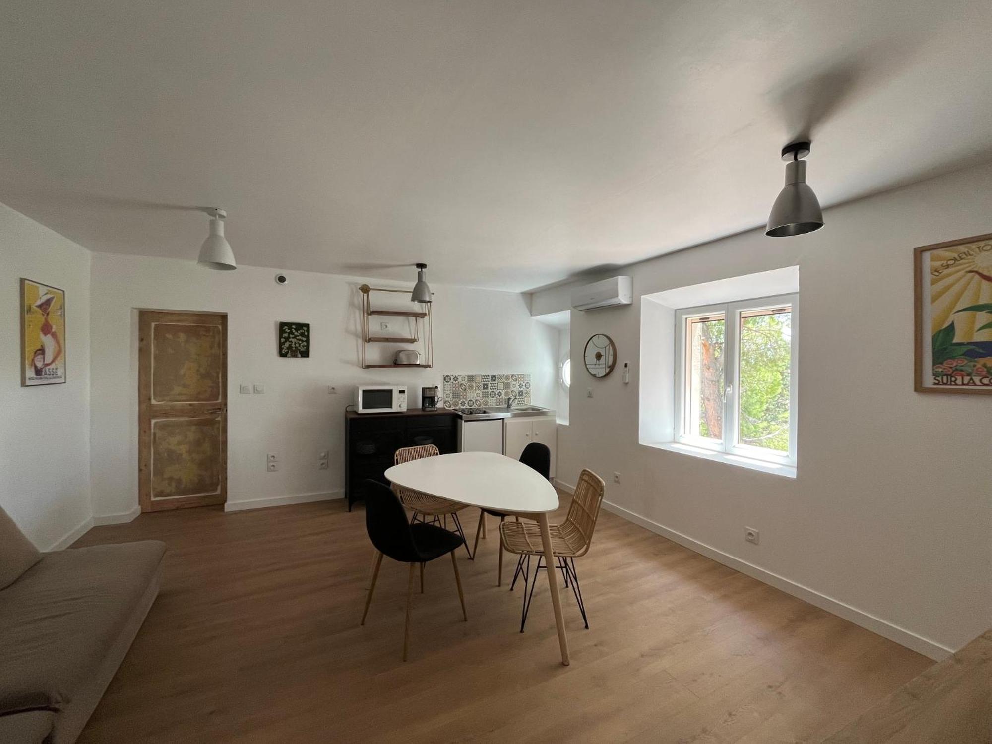 3 Pieces Au Dernier Etage Dans Bastide Grassoise