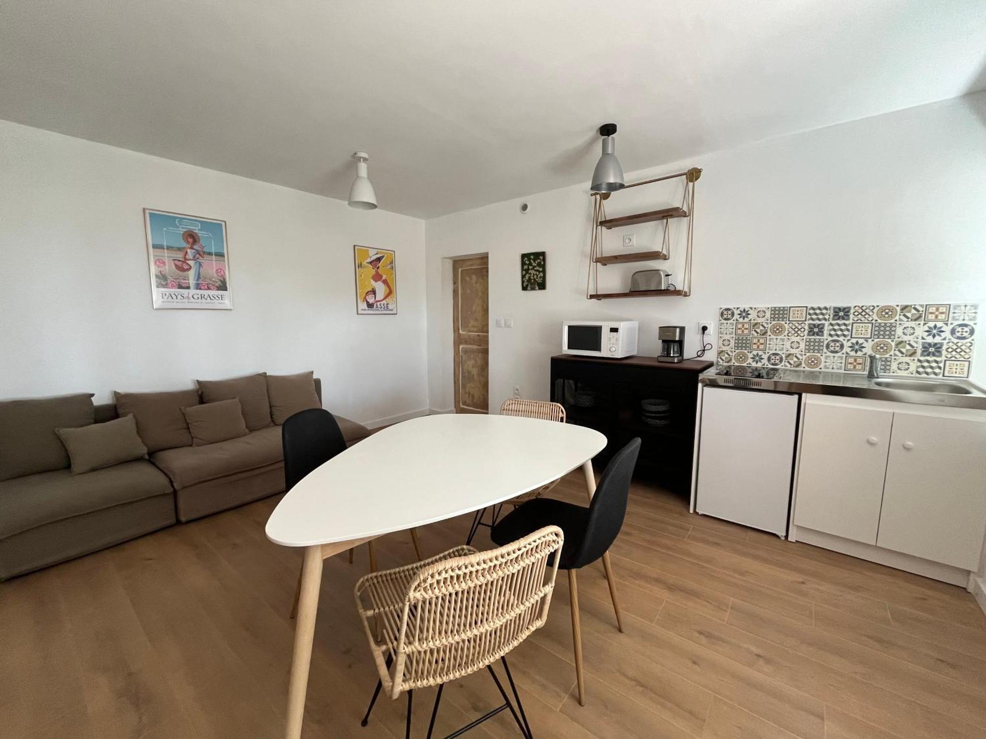 3 Pieces Au Dernier Etage Dans Bastide Grassoise